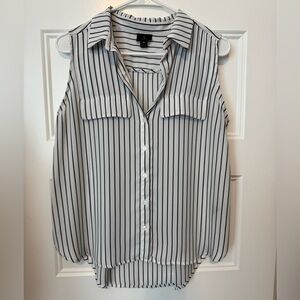 Worthington sleeveless button down blouse 
Size petite medium
